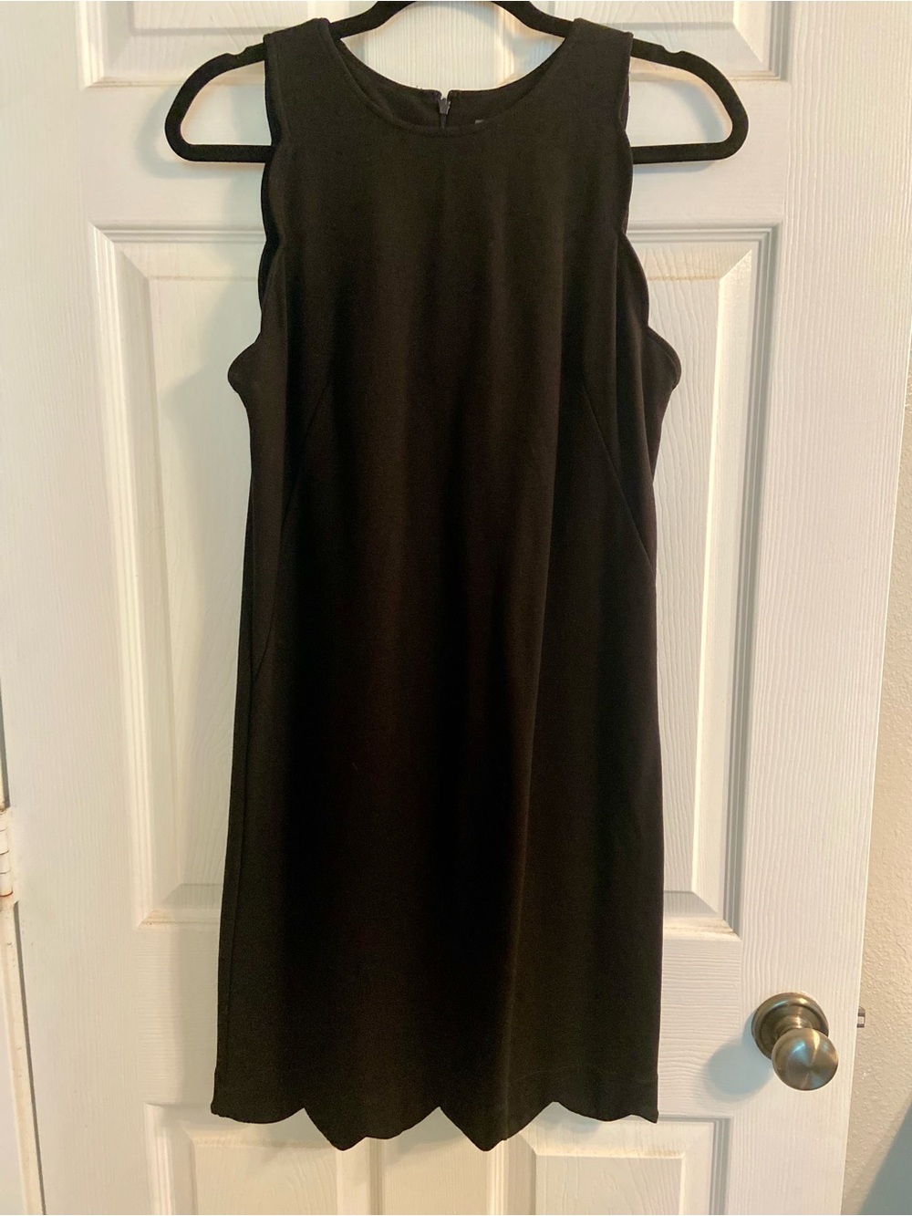 Vince Camuto Black Sleeveless Shift Dress with Scalloped Hem